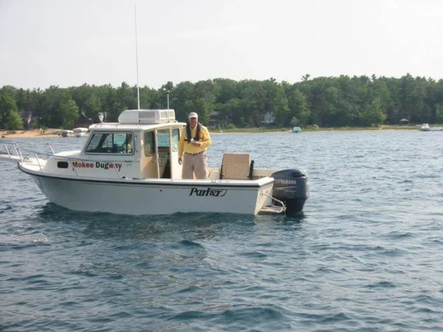 Boat fitted with K2 rooftop air conditioner